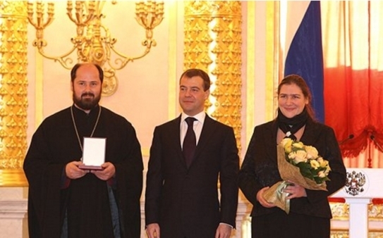Николай Левкин и Дмитрий Медведев на церемонии награждения