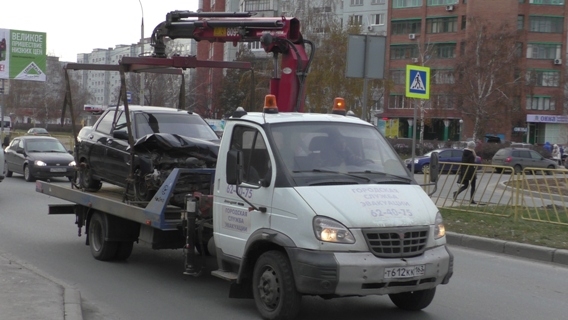 По дорогам Тольятти проехал эвакуатор с разбитой машиной