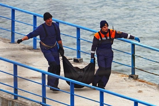 Спасатели обнаружили тела первых погибших с борта Ту-154
