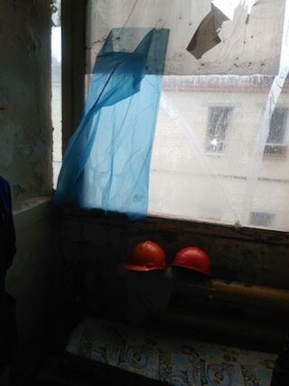 Разбитые окна комнаты, где проводят досмотр с раздеванием