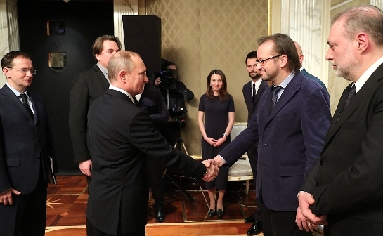 Владимир Путин с создателями картины Викинг