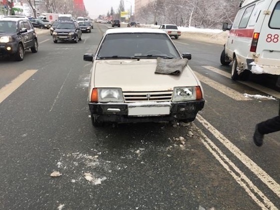 ВАЗ-21093 сбил пешеходов на переходе в Самаре