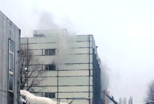 Из окон здания на Коммунальной валит сильный дым