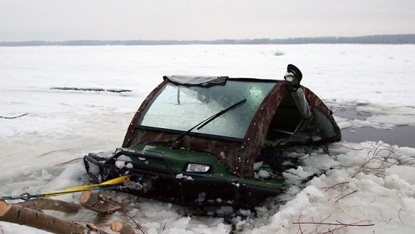 Автомобиль показался из-подо льда