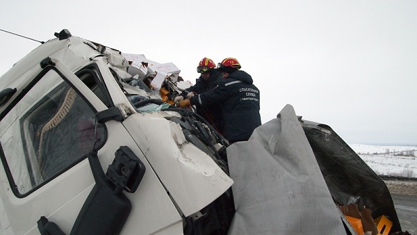 Спасатели пытаются открыть кабину