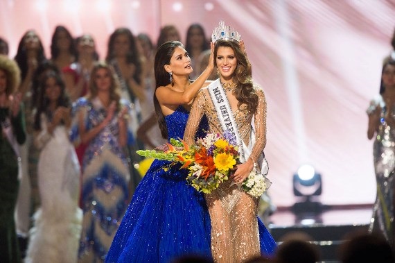 Ирис Миттенар получает корону Мисс Вселенной-2016