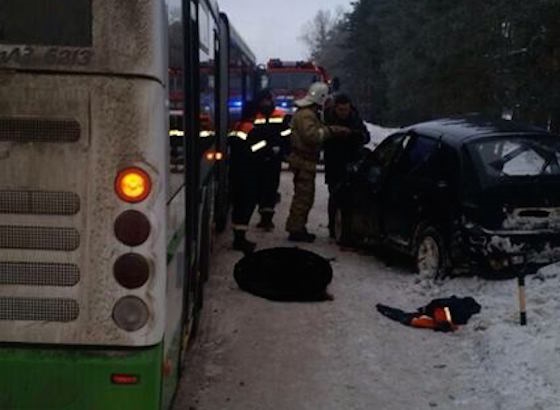 "Калина" столкнулась с автобусом на дороге в Поволжский