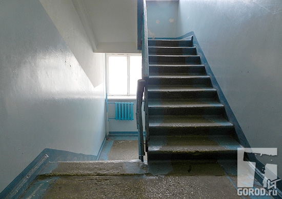 Лестница поликлиники между этажами