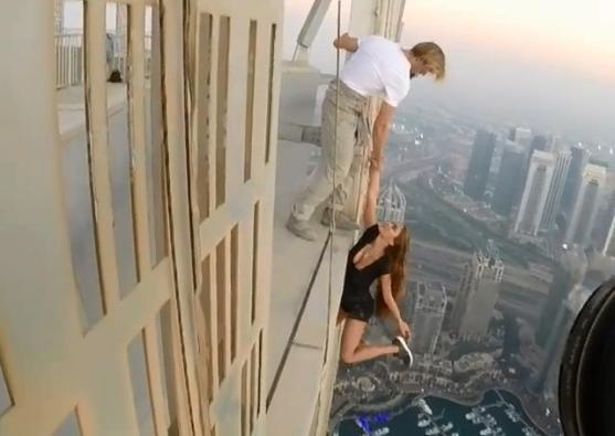 Eliana Rose делает минет на балконе небоскрёба