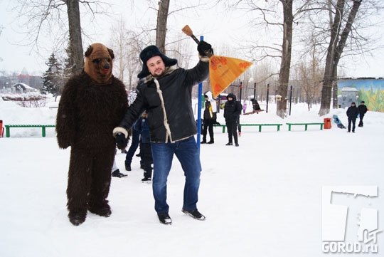 Зимние забавы сопровождали медведь и балалайка
