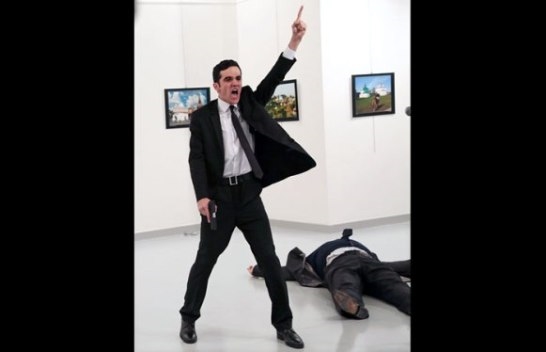 Мевлют Мерт Алтынташ кричит над телом дипломата. Фото: AP/ТАСС