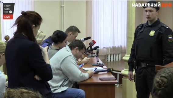 На оглашении приговора Навальному и Офицерову 