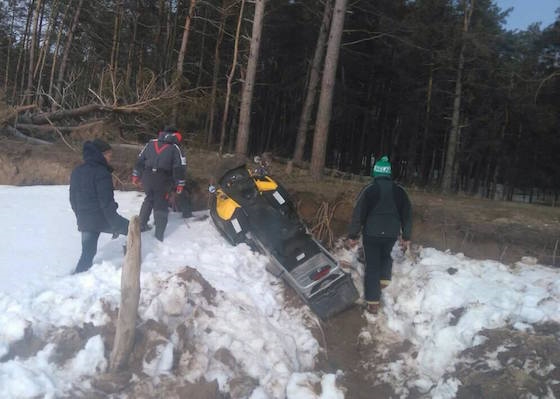 Спасатели ЦГЗ Тольятти эвакуируют снегоход