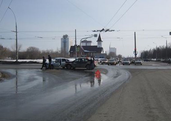 ДТП на перекрестке Революционной и Приморского в Тольятти