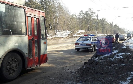 Троллейбус двигался по улице Громовой