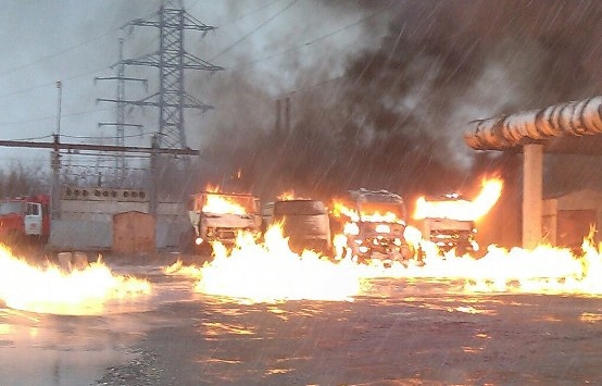 Улица Новозаводская, огнем охвачены несколько машин