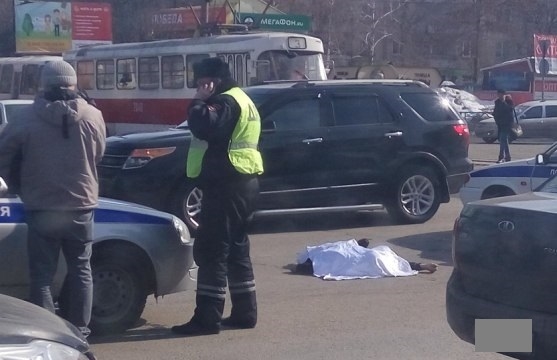 Очевидец: Мужчина упал, перебегая дорогу 