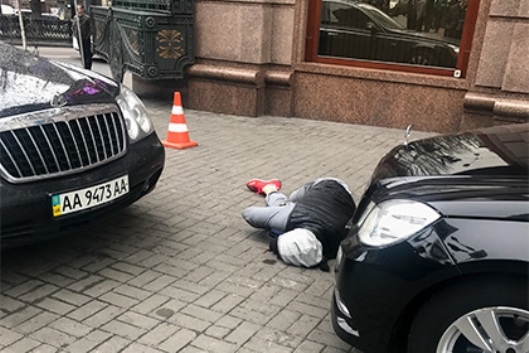Раненый и еще живой киллер на месте убийства Вороненкова 