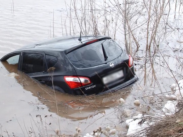 Машина показалась из-под воды