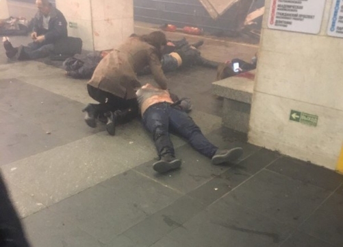 При взрыве в метро Петербурга пострадали люди