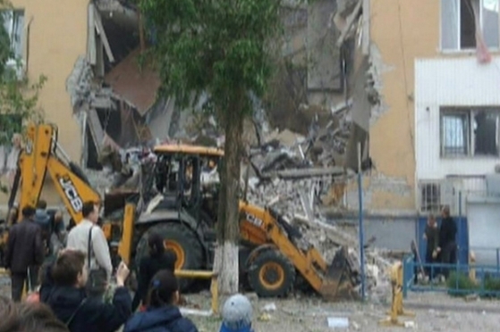 В Волгограде после взрыва обрушился подъезд дома