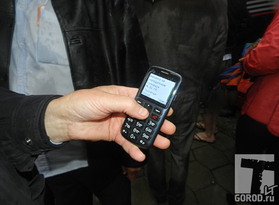 Николай Уткин пользуется простеньким телефоном