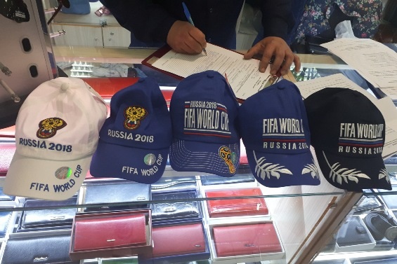 Контрафакты с символикой FIFA попали на рынок региона 