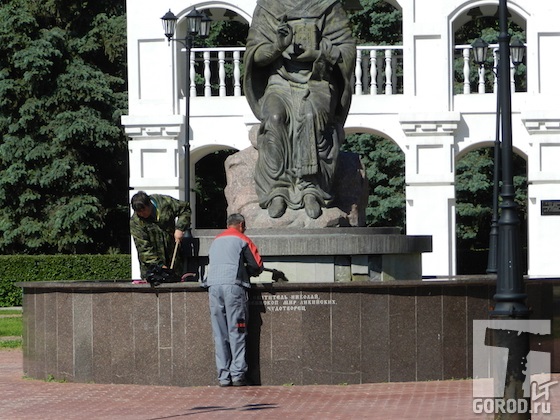 Очистка фонтана у статуи Николая Чудотворца в Тольятти