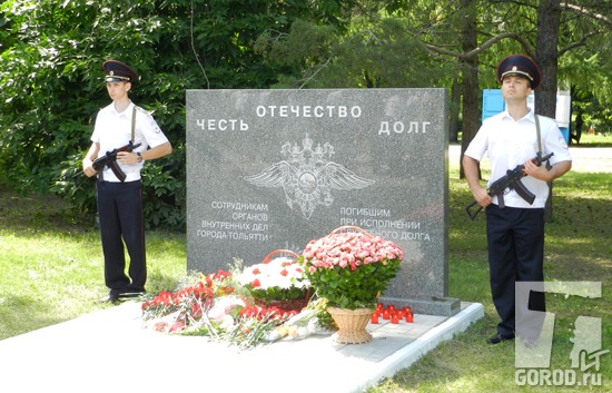Памятник погибшим сотрудникам МВД выполнен из гранита