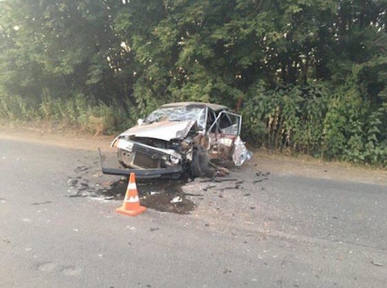Водитель и два пассажира ВАЗ-21093 получили травмы