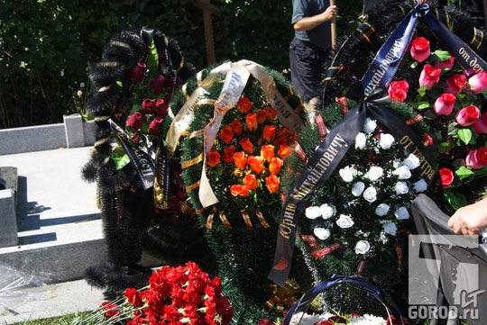 Цветы и венки в память о барде