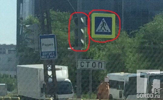 Знак закрывает обзор с проезжей части на светофор 