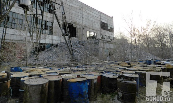 Бочки с желтым фосфором на территории бывшего завода