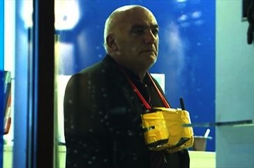 Арам Петросян с муляжом взрывчатки 