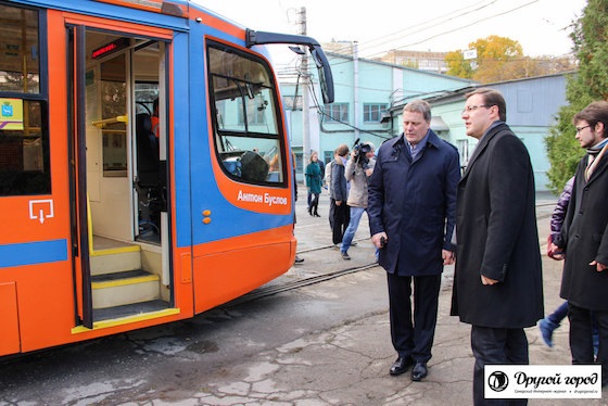 Дмитрий Азаров на запуске трамвая "Антон Буслов"