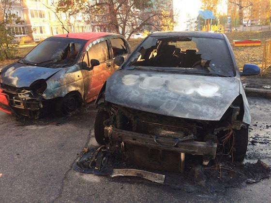 Сгоревшие авто на ул. Есенина в Тольятти