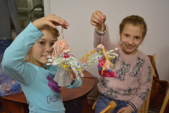 Дети изготовили обережные куклы для своих мам
