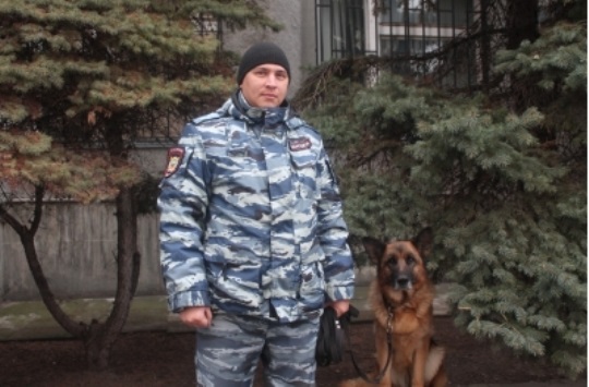 Прапорщик полиции Максим Титов со служебной собакой Робертой