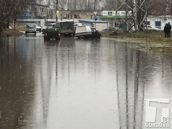 Проезжую часть на Карбышева в Тольятти снова затопило