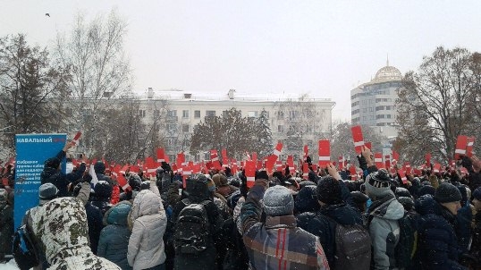 Сторонники Навального встретились в сквере 30 лет Победы