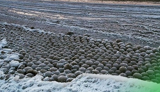 Ледяные шары покрыли побережье Финского залива