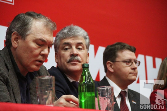 В президиуме с Леонидом Калашниковым (слева)