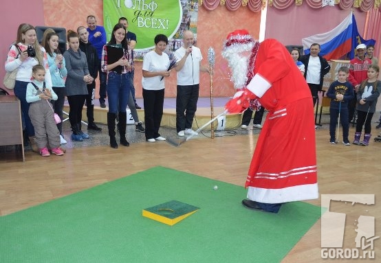 Дед Мороз показал мастер-класс по мини-гольфу