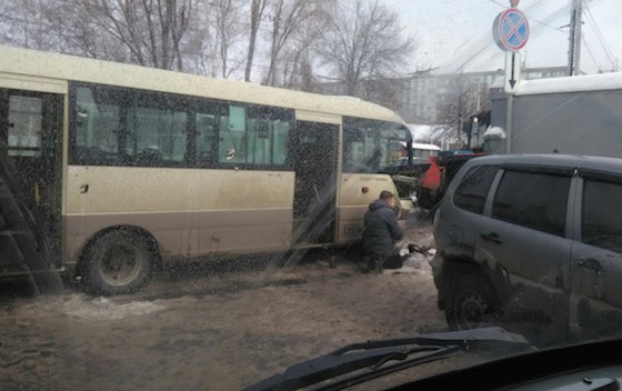 Автобус врезался в забор департамента городского хозяйства