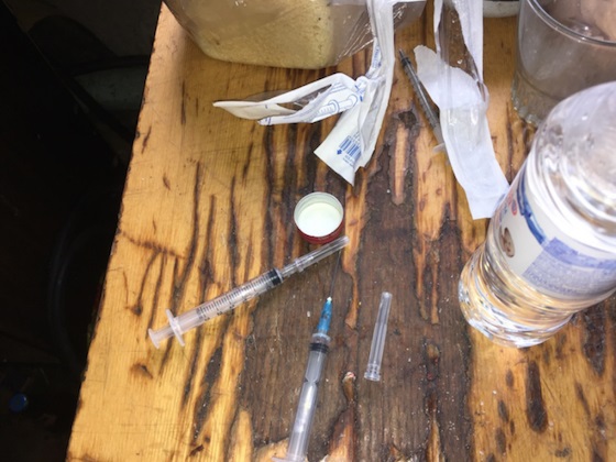 В притоне были обнаружены наркотическое вещество и шприцы