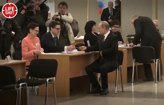Владимир Путин на своем избирательном участке 