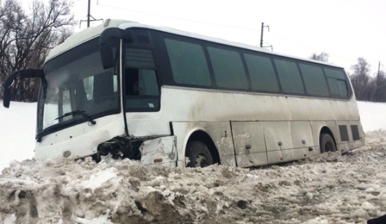 Пассажирский автобус от удара слетел в кювет 