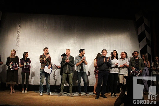 Участники съемок на сцене