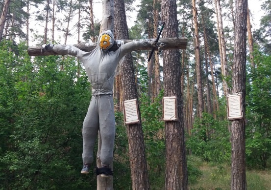 Распятое на кресте чучело человека в тольяттинском лесу 
