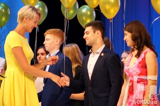 Ирина Близнова поздравляет медалистов 